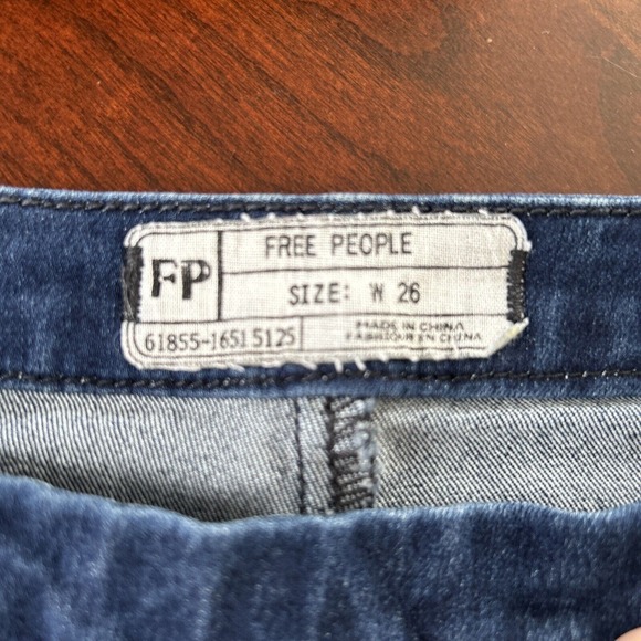 Free‎ People Dark Wash Side Zip Flat Front Stretch Scallop Edge Shorts Sz 26 - Picture 6 of 9